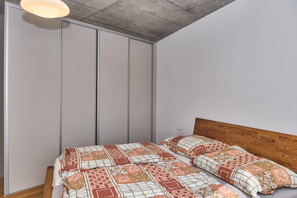 Moderná vstavaná skriňa do spálne