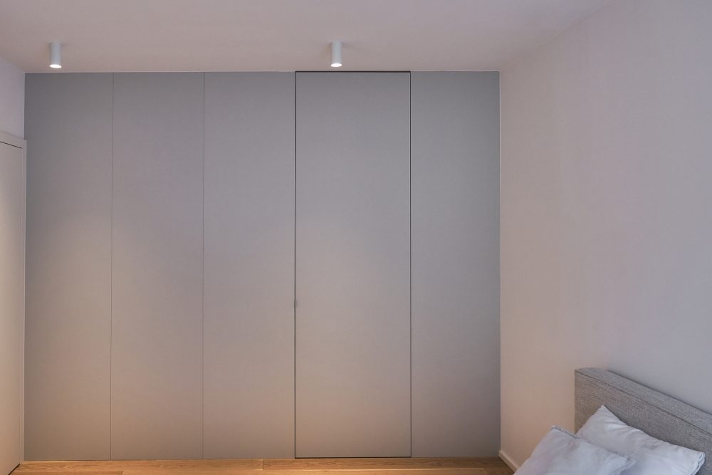 Moderná vstavaná skriňa do spálne